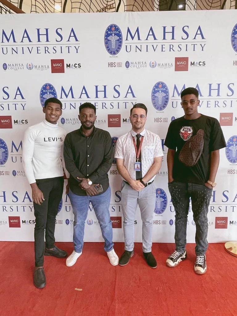 طلاب ماجستي خلال زيارة إلى جامعة MAHSA