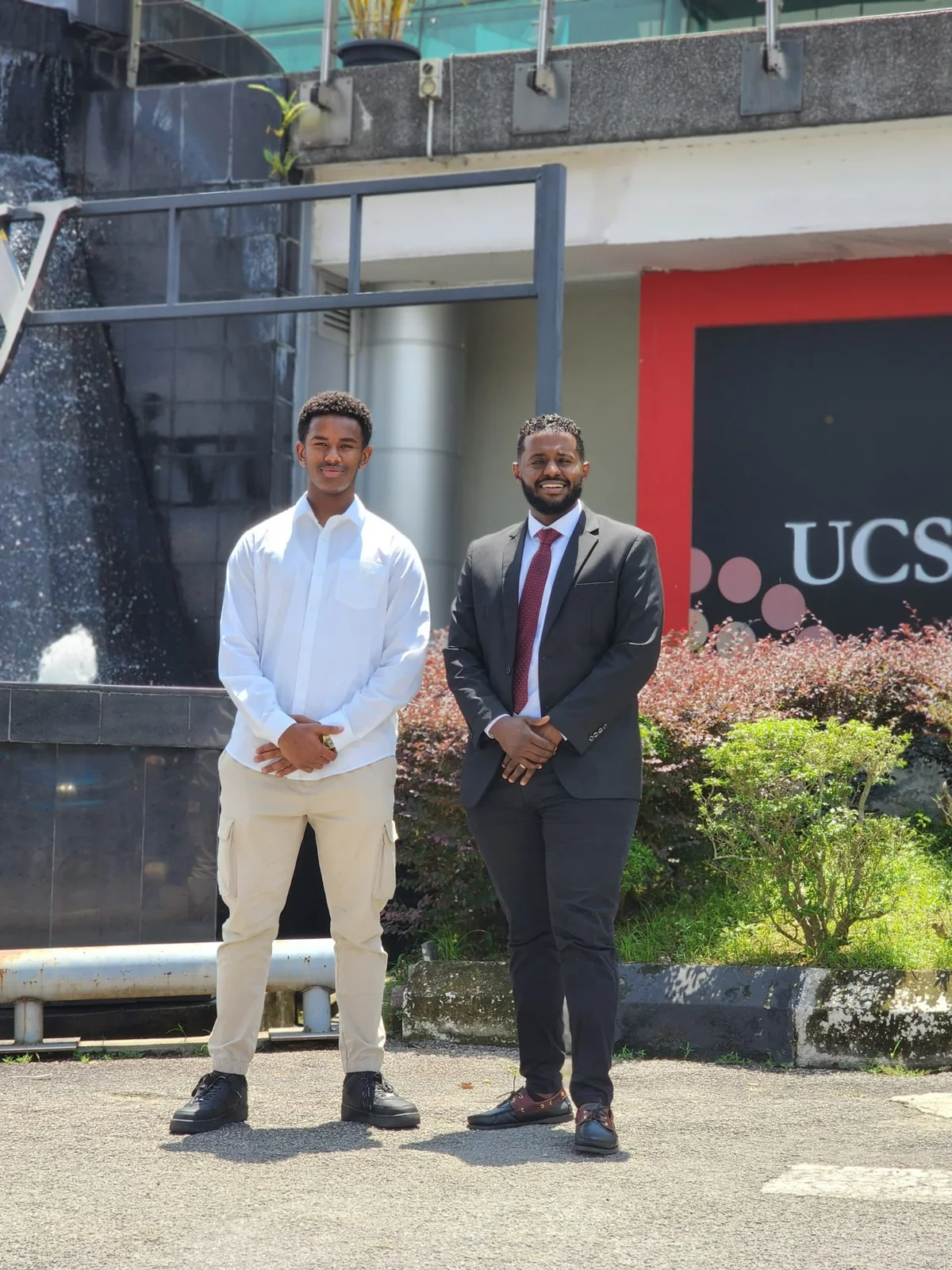 متابعة طالب خلال زيارة إلى جامعة UCSI
